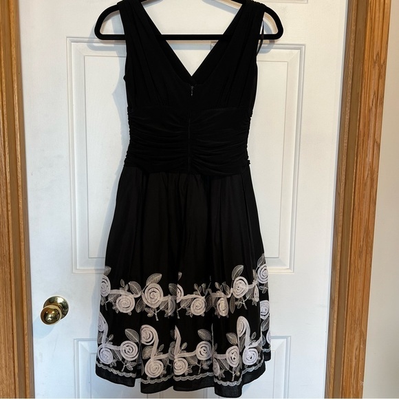 Laura Petites Fit & Flare Black with Detailed White Flowers, Size 4p, #71 - Picture 5 of 11